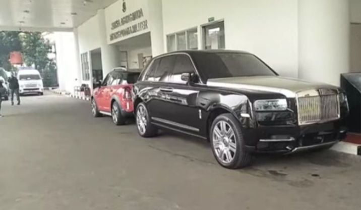 Kejagung Sita Kado Ultah Harvey Moeis untuk Sandra Dewi, Rolls-Royce dan MINI Cooper Kini Parkir di  Halaman Kejagung