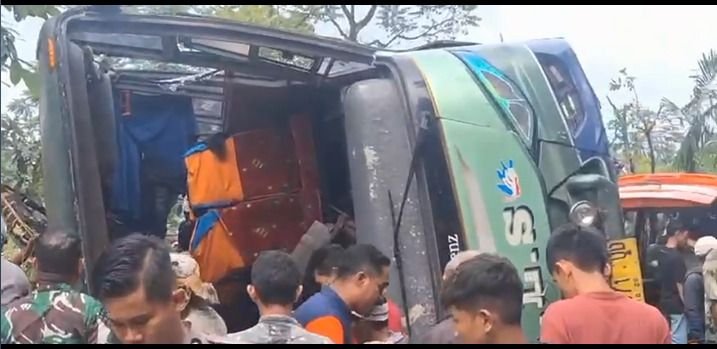 Bus ALS Terbalik, 1 Tewas dan Puluhan Luka-luka