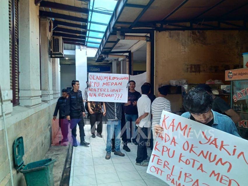 Kasus Suap Komisioner Bawaslu, Puluhan Massa Desak APH Usut Dugaan Keterlibatan Oknum KPU