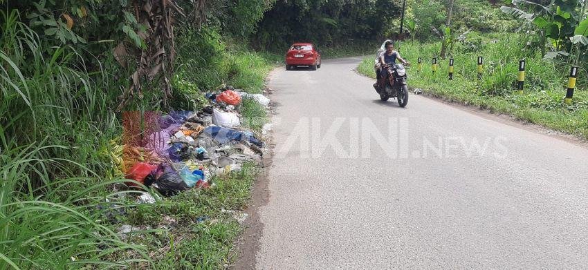 Sampah di Tepi Jalan Kelurahan Sidakkal, Timbulkan Aroma Busuk