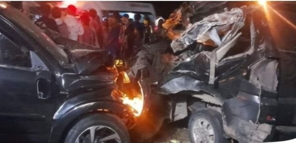 Lakalantas di Pintupadang II Tapsel, Minibus Hantam Truk Parkir