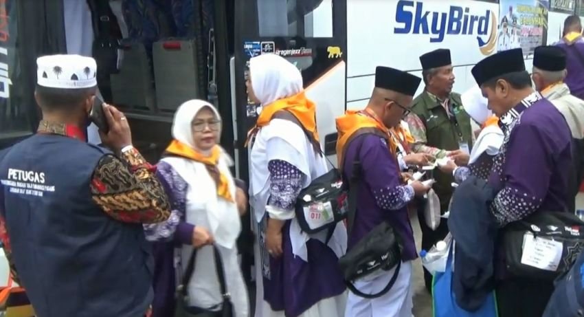 Sebanyak 393 Jamaah Calon Haji Kloter 1 Embarkasi Padang &ldquo;Terbang&rdquo; ke Tanah Suci