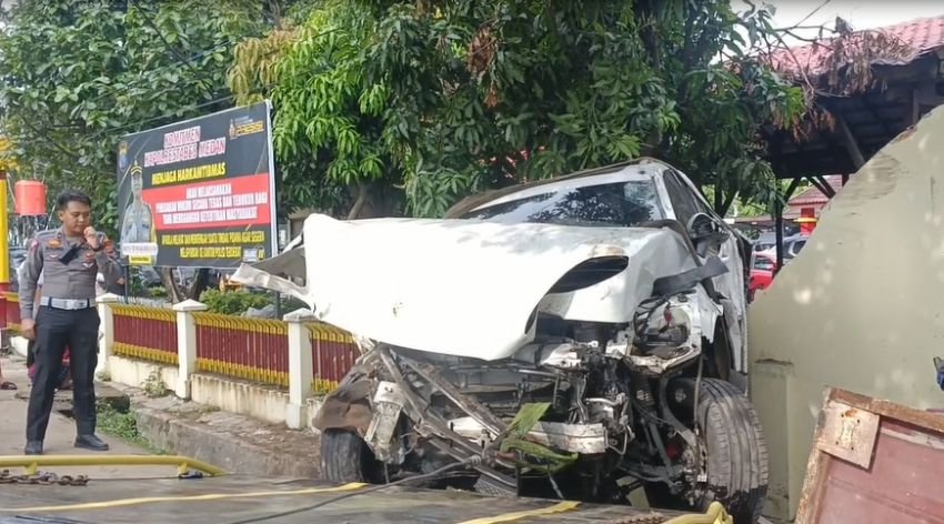 Mobil Mewah Sport Porsche Tabrak Markas Samapta Polrestabes Medan