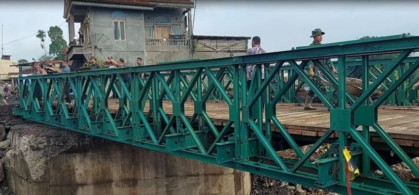 Perlancar Akses Lalulintas, TNI AD Bangun Jembatan Darurat