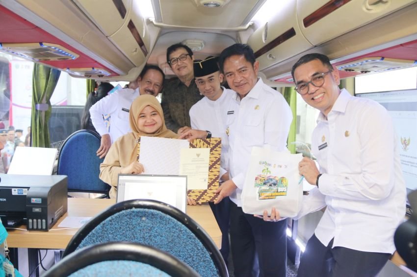 Pj Gubsu Luncurkan Bus Perizinan Berusaha