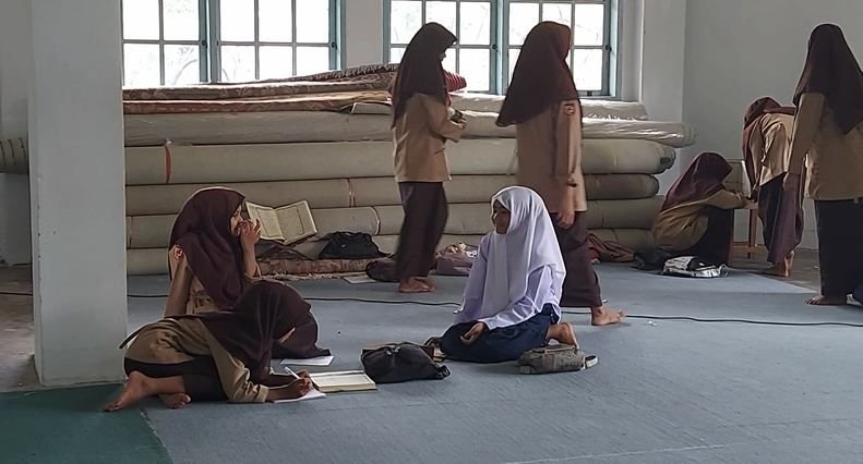 Sekolah Belum Dibersihkan, Siswa Belajar di Masjid Sungai Jambu