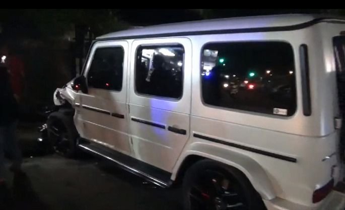 Diduga Mabuk, Mobil Mewah Jenis Mercy G-Class 63 Tabrak Sejumlah Mobil dan Pengendara Sp Motor