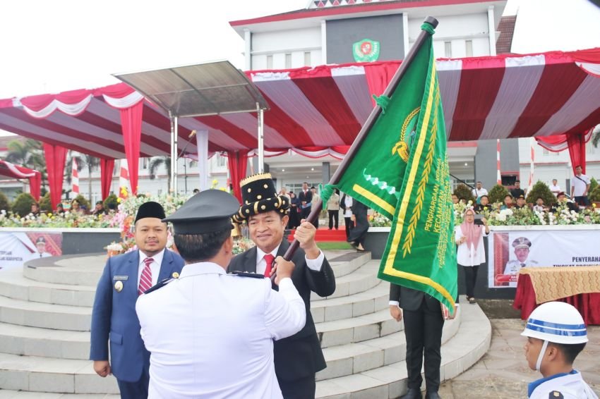 Serahkan Tunggul Kecamatan Terbaik, Hassanudin: Motivasi Bagi Para Bupati dan Camat