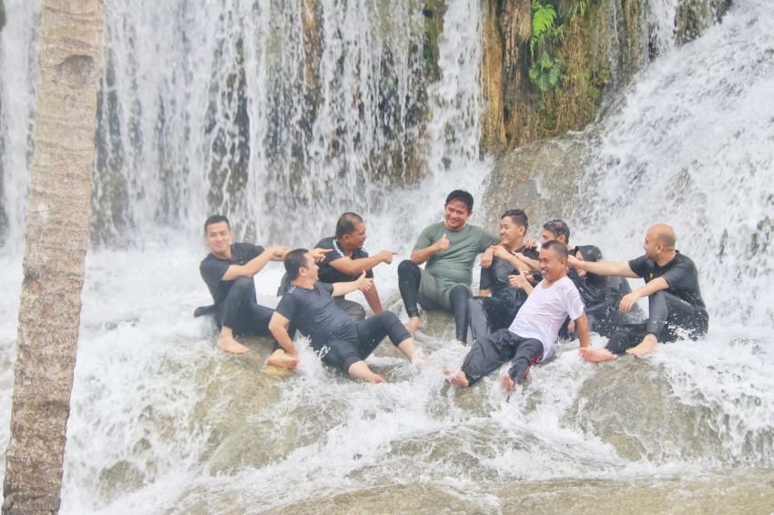 Pj Gubsu Nikmati Sejuknya Air Terjun Aek Sirjoni