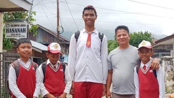 Sagil Muhammad Riski: Anak SD yang Menjadi Viral karena Tinggi Badannya