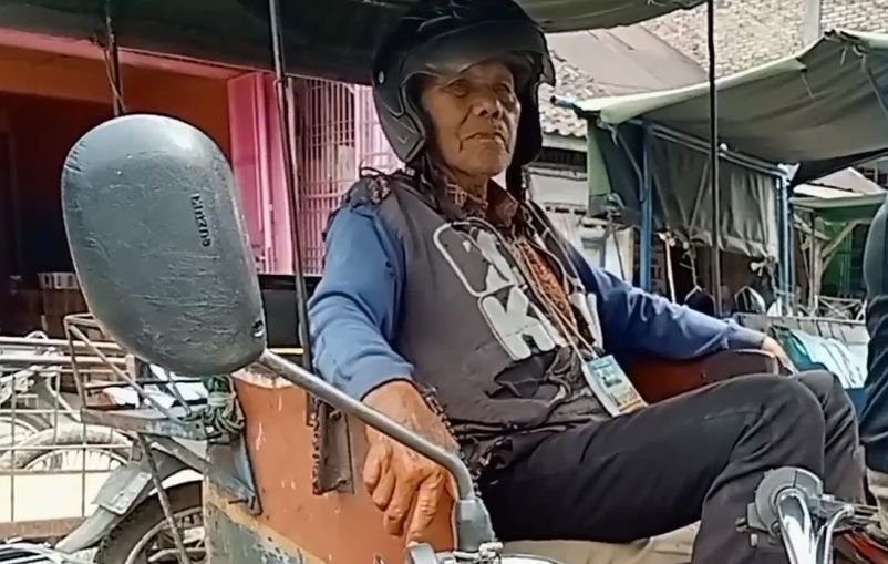 Penarik Becak Menabung Selama 12 Tahun untuk Berangkat Haji