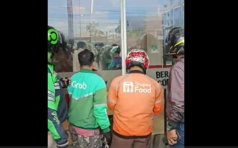 Ratusan Ojol Mengamuk, Juru Parkir Liar Dipukuli di Pekanbaru