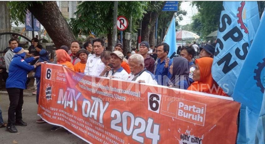 Peringati Hari Buruh, Ratusan Massa Demo di Depan Kantor DPRD Sumut