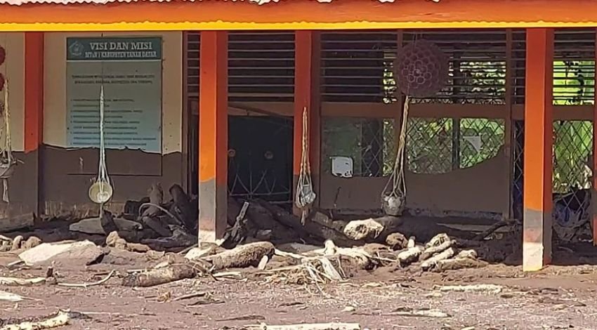 Lokal Sekolah Hanyut, Belajar Mengajar Digelar di Masjid