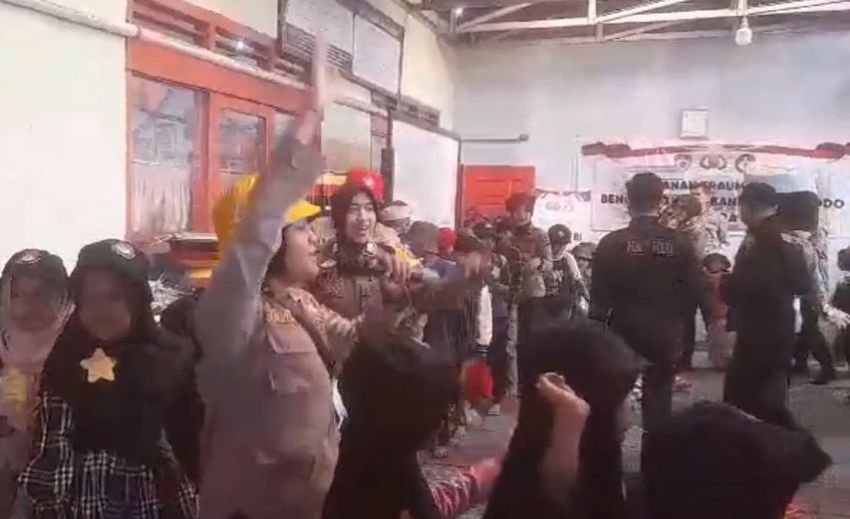Mabes Polri Obati Trauma Anak Korban Bencana Gunung Marapi