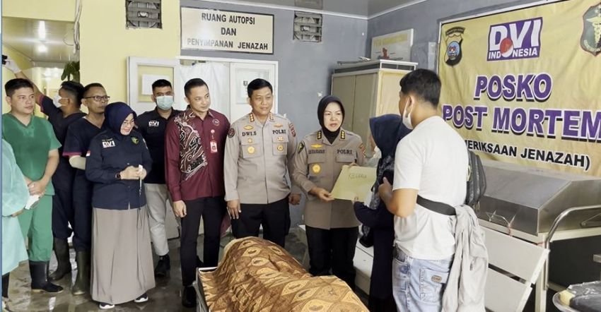 Tim DVI Polda Sumbar Serahkan Korban Bencana kepada Keluarga Korban