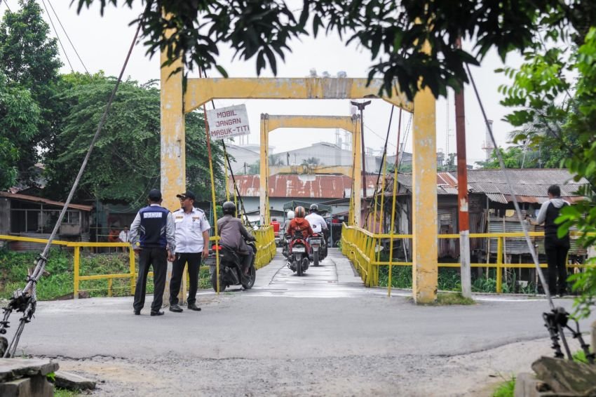 Tinjau Jembatan Gantung Sungai Deli, Bobby Nasution Minta Bantuan Pembebasan Lahan