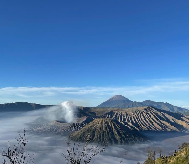 Salju Muncul di Gunung Bromo, Musim Dingin Telah Tiba
