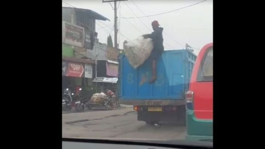 Aksi Nekat Bajing Loncat Mengambil Barang Viral di Media Sosial