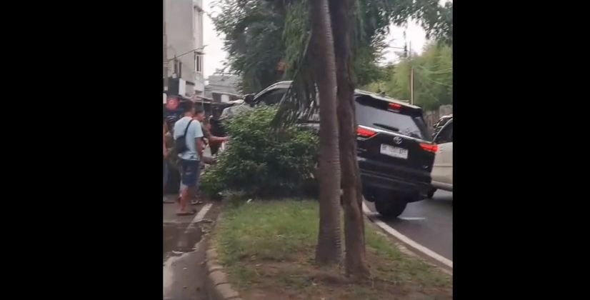 Lepas Kendali, Mobil Mini Bus Hantam Trotoar dan Pepohonan
