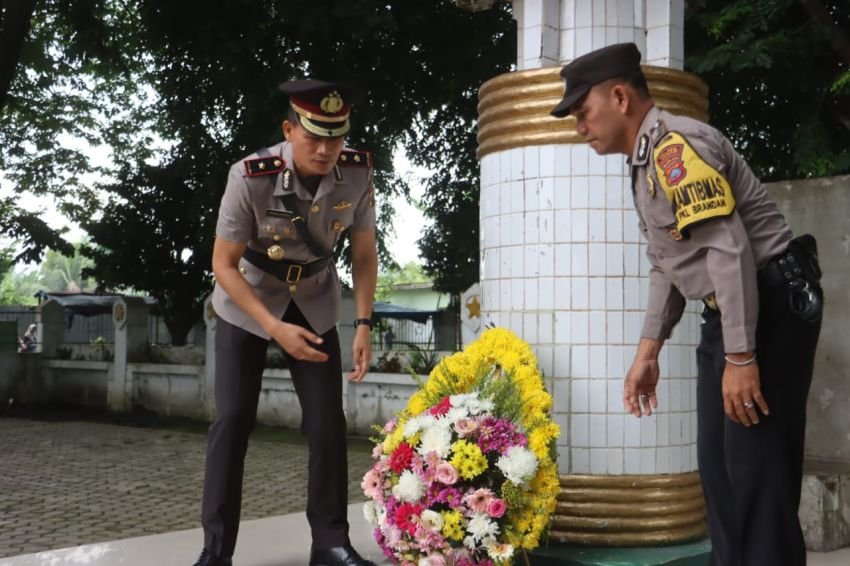 Sambut Hari Bhayangkara ke-78, Wakapolres Langkat Pimpin Upacara Ziarah Makam Pahlawan