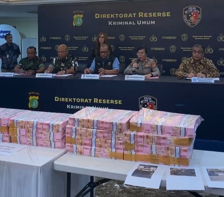 Gerebek Uang Palsu 22 Miliar, Polisi Temukan Mobil Dinas TNI AD