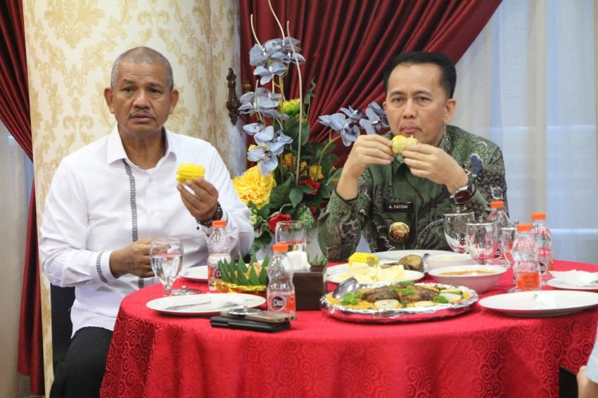 Pisang dan Jagung Rebus Warnai Silaturahmi PJ Gubsu-Ketua DPRD Sumut