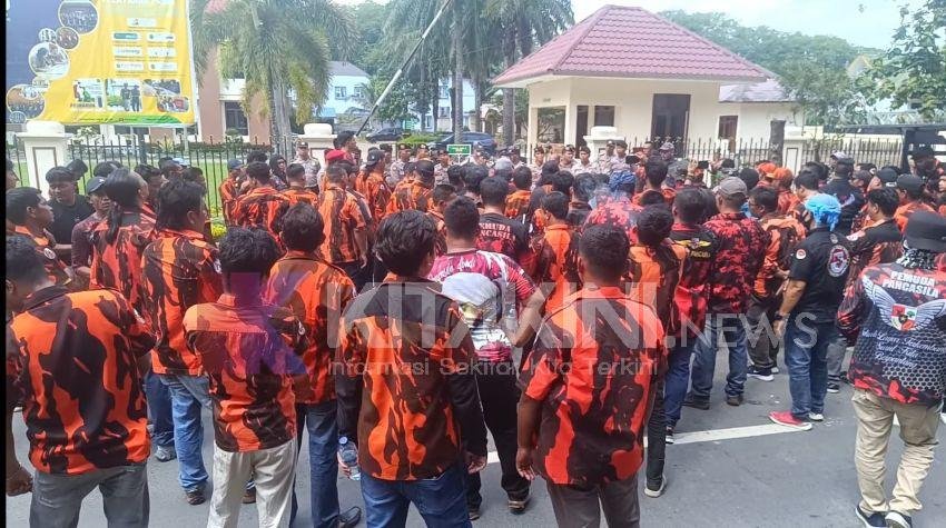 Minta Terbit Rencana Dibebaskan, Ratusan Massa Demo PN Stabat