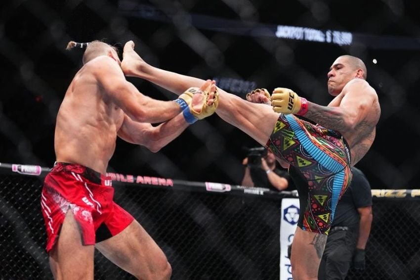 Jatuhkan Jiri Prochazka 2 Kali, Alex Perreira Pertahankan Gelar Juara Kelas Berat-Ringan