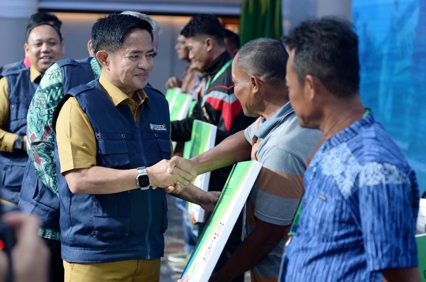 Lindungi dan Sejahterakan Nelayan Sumut, Hassanudin Serahkan Asuransi