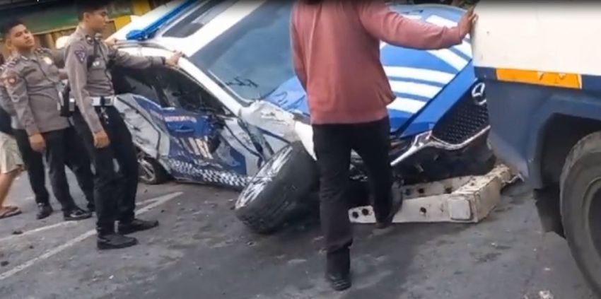 Mobil Patwal Polisi Lantas Tabrakan dengan Mobil Minibus di Simpang Juanda Medan