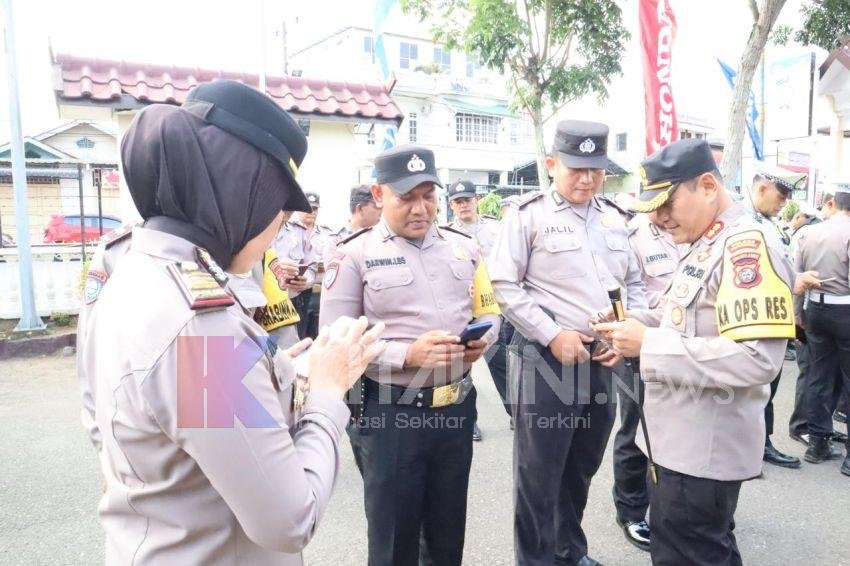 Pastikan Tak Terlibat Judi Online, Kapolres Padangsidimpuan Periksa Ponsel Personel