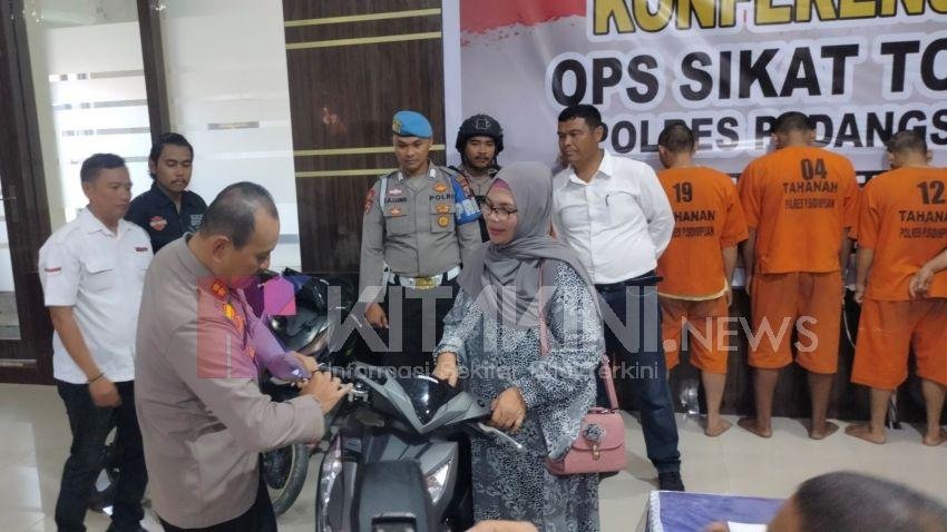 Korban Curanmor Terharu, AKBP Dudung Kembalikan Sepeda Motor Junnaida