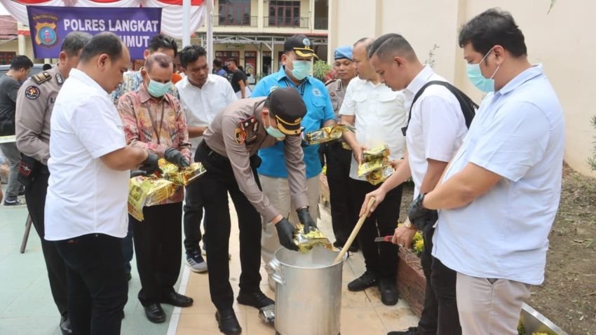 Polres Langkat Musnahkan 90 Kg Ganja dan 9 Kg Sabu