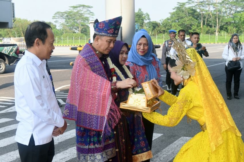 Tiba di Bandara Kualanamu, Pj Gubsu Langsung Disambut Forkopimda