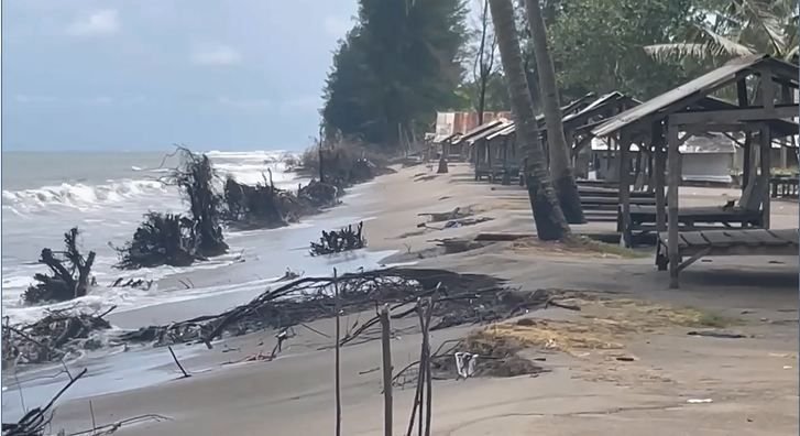 Abrasi di Pantai Pasir Jambak Padang, Puluhan Rumah Warga Terancam