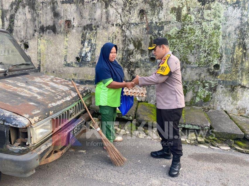 Penuh Haru, Kapolres Padangsidimpuan Berbagi Sembako Kepada Petugas Kebersihan