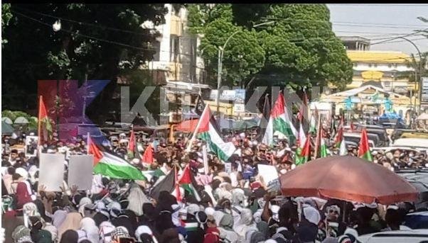 Ribuan Orang Gelar Aksi Bela Palestina di Depan Masjid Raya Medan
