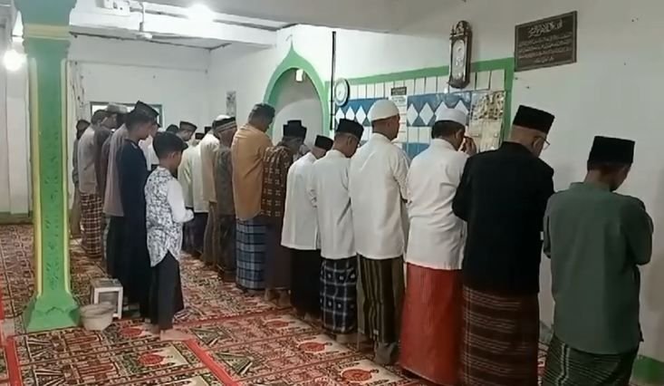 Jamaah Tarekat Naqsabandiah di Padang Salat Idul Adha Hari Ini