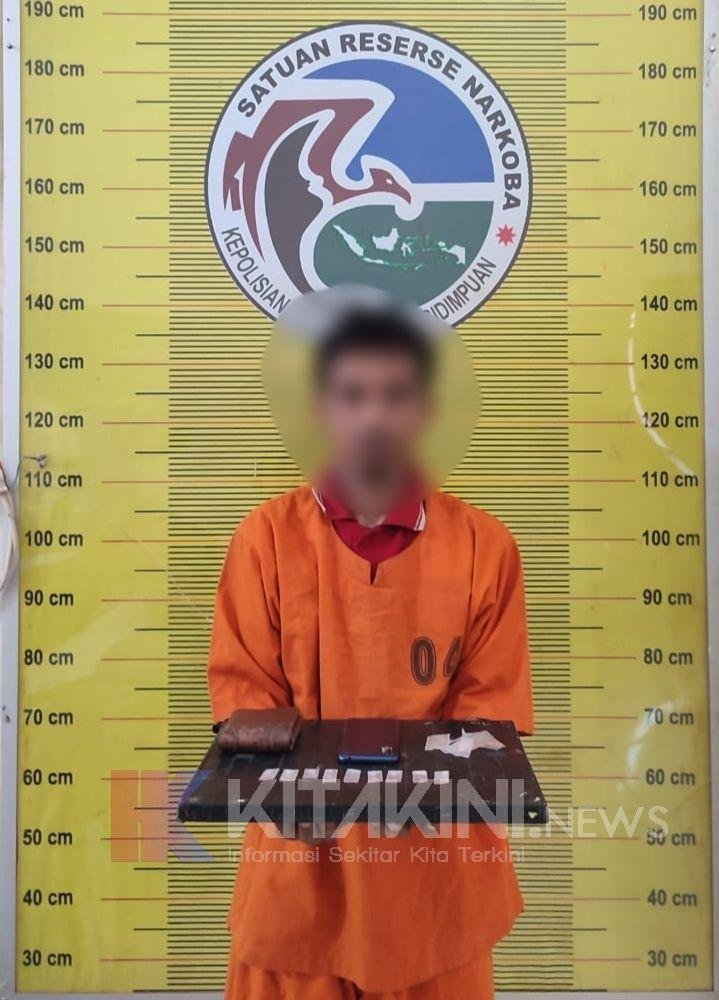 Asyik Memaketkan Sabu di Rumah Kosong, Pria 26 Tahun Terkejut Polisi Datang
