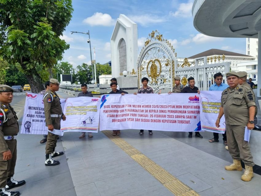 Belasan Mahasiswa Bentang Spanduk Desakan Pencopotan Kadishub Sumut