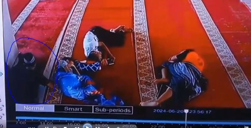 Terekam CCTV Mencuri Ponsel di Masjid, Seorang Pemuda Diamankan Warga