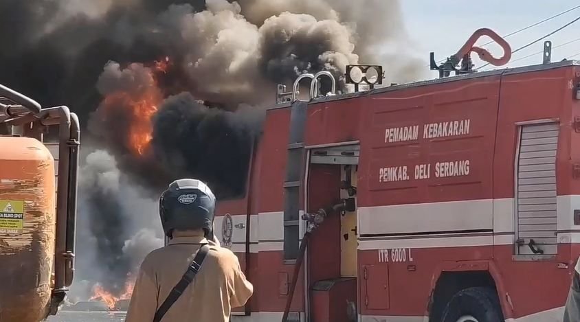 Aksi Pembakaran Mobil Pemadam Kebakaran Deliserdang yang Dibakar Warga