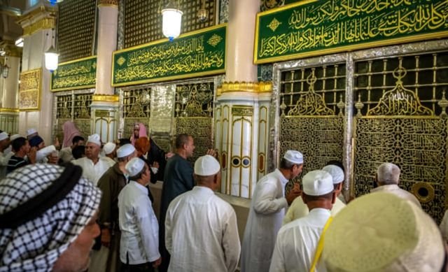 Jemaah Haji Diminta Jangan Berfoto Gunakan Simbol atau Bendera Kelompok di Makam Rasulullah SAW dan Masjid Nawabi