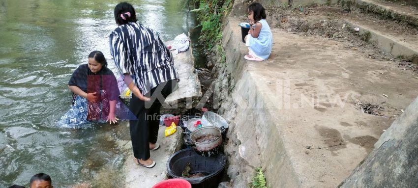 Kemarau, Warga Hanopan Harus ke Sungai Batang Angkola untuk MCK