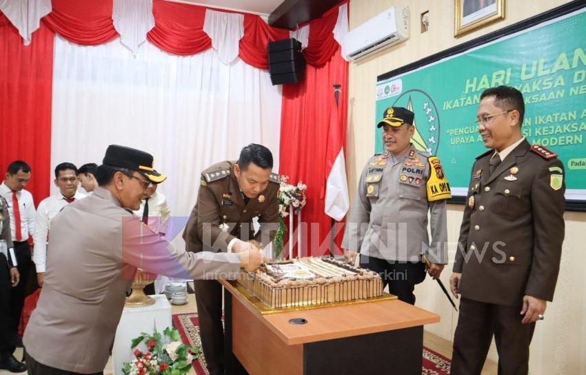 Hari Bhakti Adhyaksa ke-64, Kapolres Padangsidimpuan Berikan Kejutan ke Kajari dan Jajaran