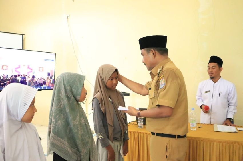Hadiri Lebaran Anak Yatim, Amir Hamzah Ikut Berikan Santunan