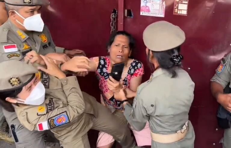 Seorang Perempuan Melawan Eksekusi Pengusuran Kios, Bentak dan Gigit Petugas Satpol PP