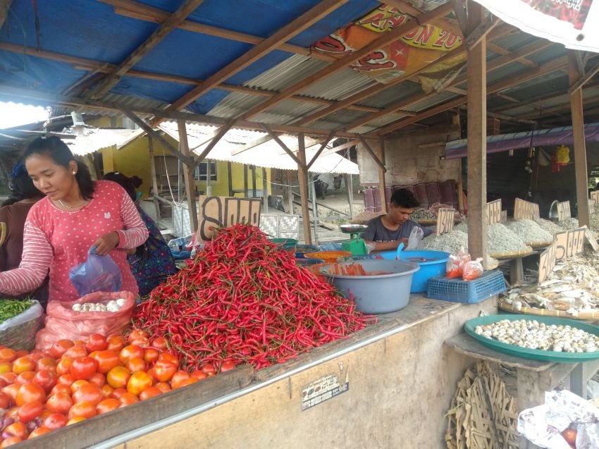 Harga Daging Ayam dan Cabai Merah Turun