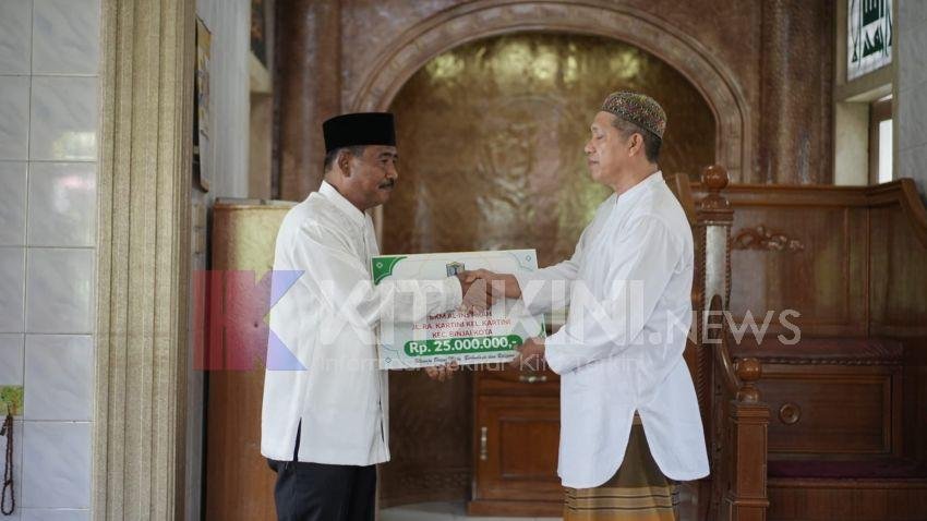 Salat Jumat di Masjid Al Insyirah, Wali Kota Binjai Serahkan Dana Hibah
